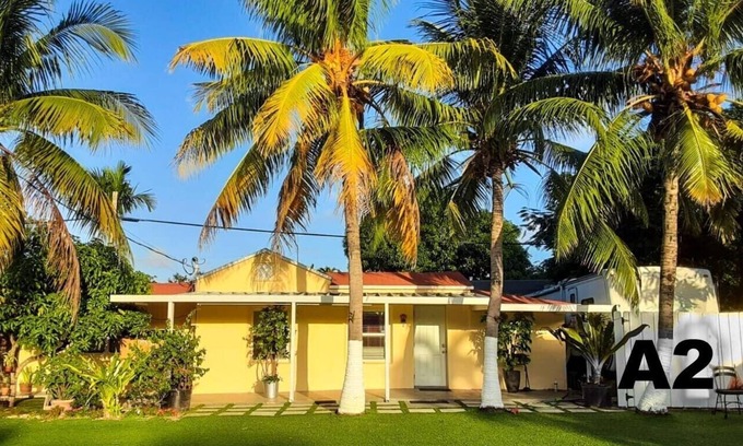 Coral Way Bed & Breakfast | Private Bedroom and Bathroom in a house in Little Havana