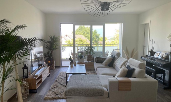 Le Grand-Saconnex House | Private Bedroom and Bathroom in shared appartment