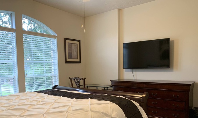 Barker House | PRIVATE BEDROOM IN A GATED COMMUNITY CLOSE TO ENERGY CORRIDOR