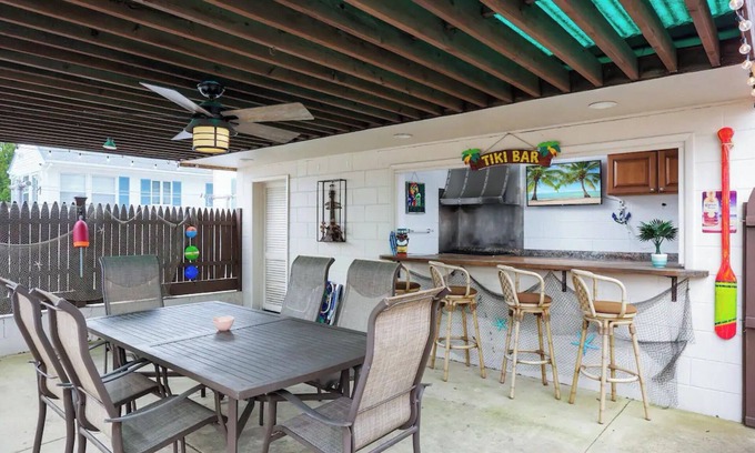 Seaside Heights Cottage | Private bkyd w/tiki Bar, Linens + towels included, Walk to beach. 4 beach badges