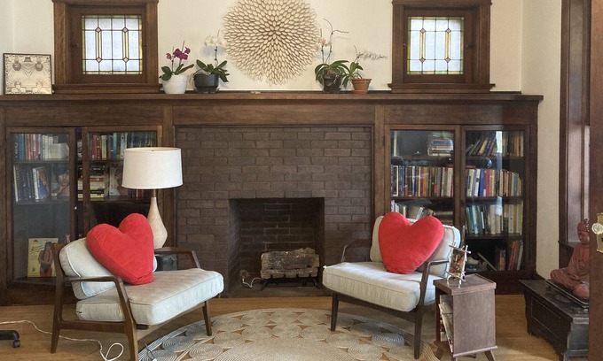 Uptown Condo | PRIVATE Boho vintage condo with sunrooms and plants in Historic Andersonville