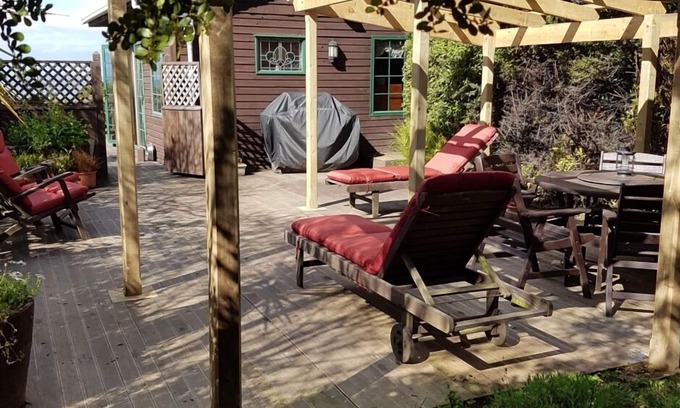 Ahuriri Flat House | Private Bush Shrouded Seaside Hideaway