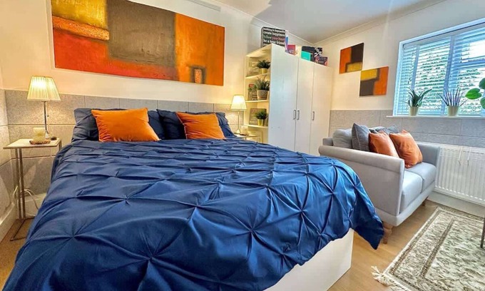 Ealing Broadway Apartment | Private Business En-Suite Studio Garden view
