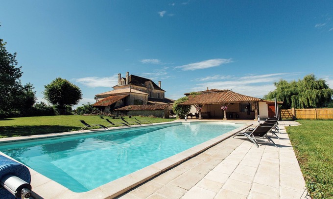 Saint-Germain-de-Vibrac House | Private Country house surrounded by vines, with a private pool. Up to 20 people