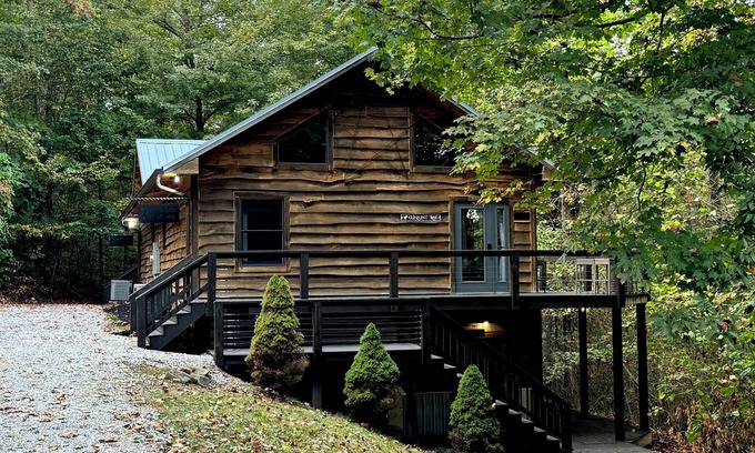 Gnaw Bone Cabin | Private Cabin- 6 Acres w/Four Suites near Story & Nashville