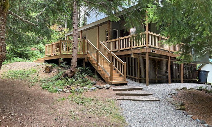 Enumclaw Cabin | Private Cabin Hike Mt.Rainier, Sunrise & Crystal Mt