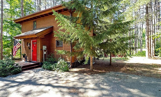 Thompsonville Cabin | Private Cabin | The Place to be for Fall Foliage!