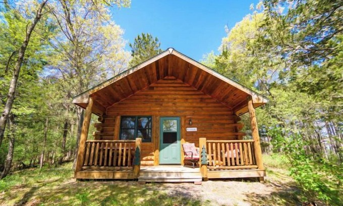 Reedsburg House | Private cabin w/jacuzzi tub, gas fireplace close to several famous parks