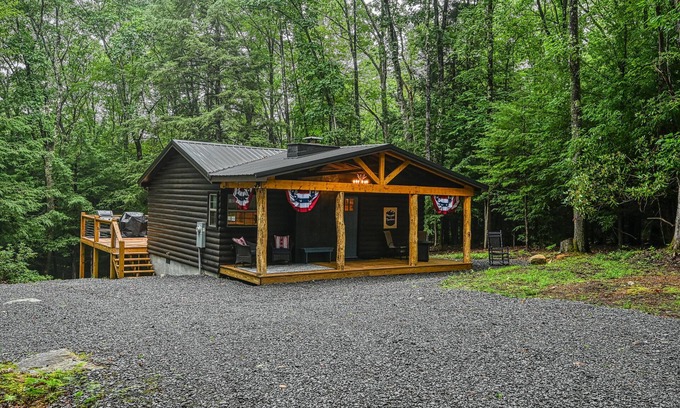 Oakland Cabin | Private cabin with outdoor dining and fireplace