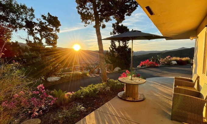 Cloverdale House | Private Casita-Beautiful Valley Views, Outdoor patio with bar
