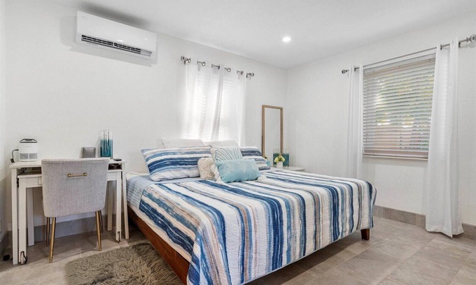 Croissant Park Cottage | Private centrally located Fort Lauderdale cottage