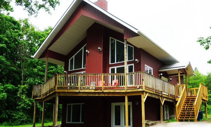 Asphodel-Norwood Ski Chalet | Private Chalet Retreat. Close to amenities. Very Roomy & Pet-Friendly!