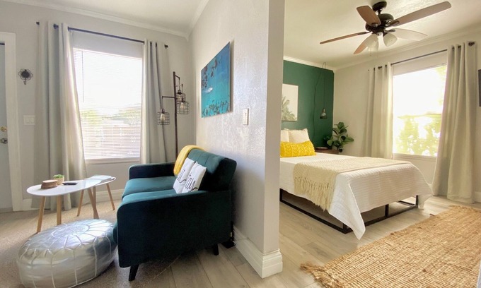 Parker Ridge House | Private charming King bed cottage quick drive to downtown and beach
