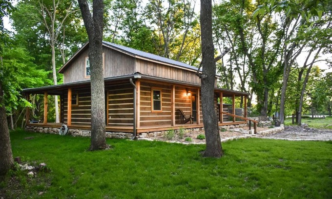 Elmdale House | Private Chase County Cabin on Middle Creek!
