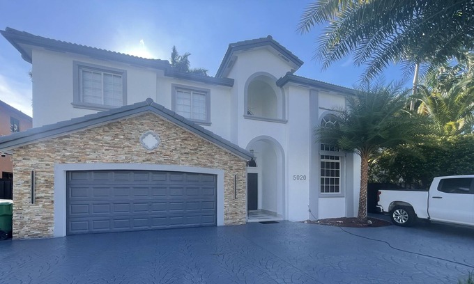 Ludlam House | Private- Cheerful-5 Bedrooms Lovely House with Pool