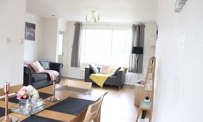 Staines House | Private Comfortable 2 Bedroom Home away from Home