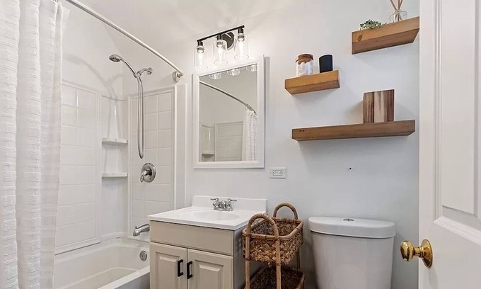 West Bucktown Apartment | Private Coach House! Close to transport