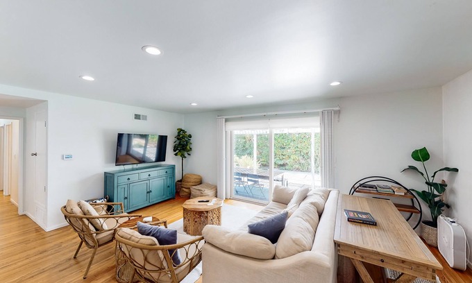 Goleta House | Private coastal getaway with twilit alfresco dining & quiet beach neighborhood