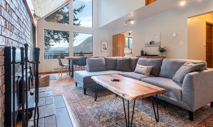 Sandy Hook House | Private Coastal Modern Cabin - Outside sechelt & a 5 minute walk to the Beach!