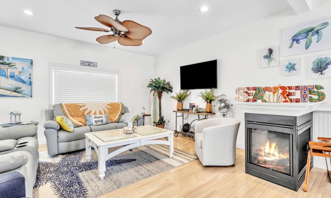 Niantic House | Private Coastal Retreat by Rocky Neck State Park!