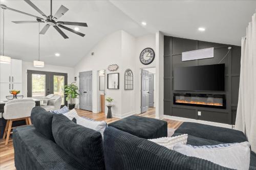 Belvedere Park House | Private Compound, 2 Modern Homes, 5BR,5BA Perfect for Groups