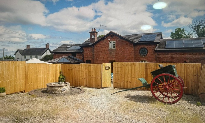 Cosford House | Private Cosy 1-Bedroom Cottage in Wheaton Aston, Staffordshire