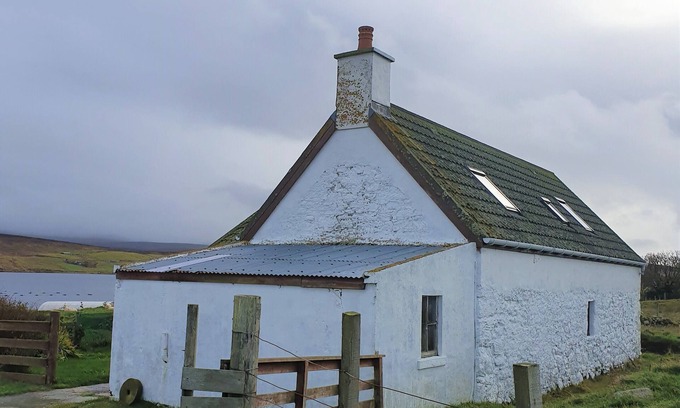 Aith House | Private cottage by the sea