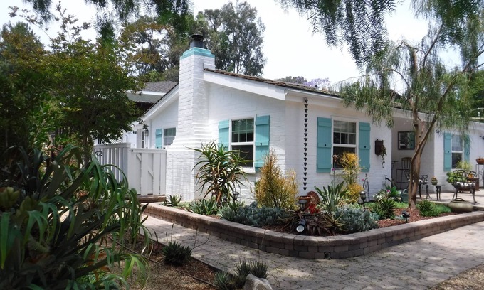 Encinitas House | Private Cottage! Easy Walk Through The Park To Encinitas And Moonlight Beach.