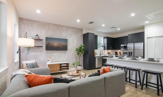 Lake Worth House | Private Cottage - KING Beds, Brand New, Near Beach, Golfing, Shopping & Restaurants