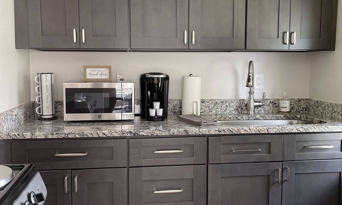 Garden City House | Private Cottage + Mins to Downtown Savannah River Street.