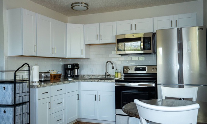 Goss - Grove Cottage | Private Cottage-walk to Pearl st, CU-Private Fenced yard/pet friendly