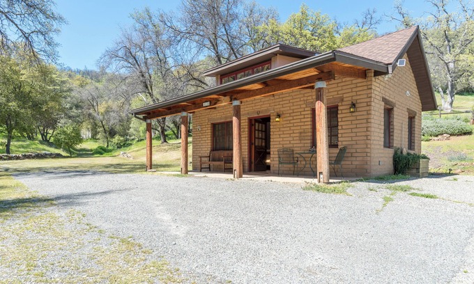 Ahwahnee Cottage | Private cottage with Kitchenette: Your Romantic Hideaway near Yosemite