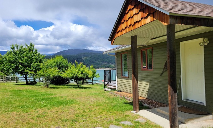 Fauquier Cottage | Private cottage with Sandy Beach on Arrow Lake
