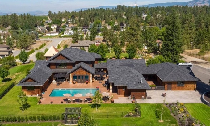 Southeast Kelowna House | Private Country Estate
