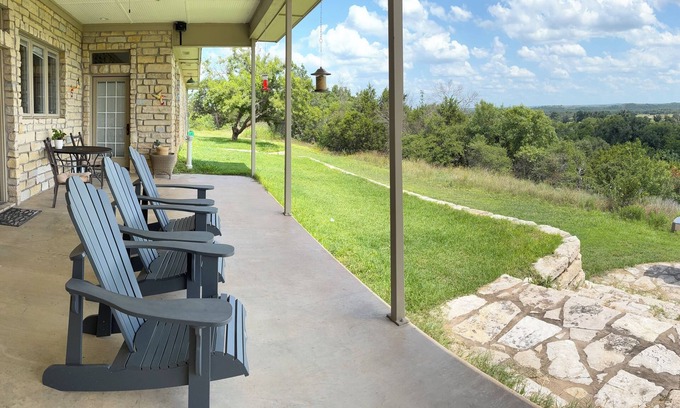 Paluxy House | Private country estate near Dinosaur valley state park for families and friends