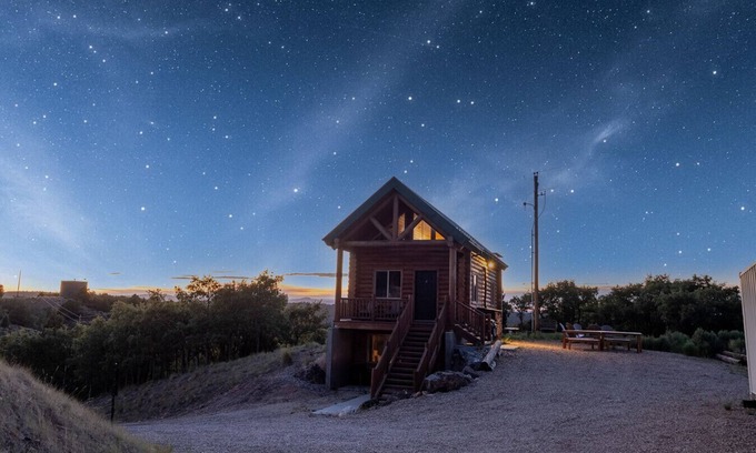 Alton Cabin | Private Cowboy Hot Tub with Alleged UFO Sightings