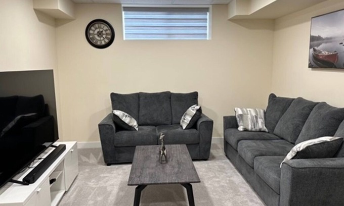 Fort Gary House | Private Cozy 1 Bedroom Basement Suite