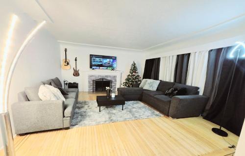 Burnaby Villa | Private Cozy and Spacious 2br Home with TeePee Dining Room! Private Parking! Self Check-in