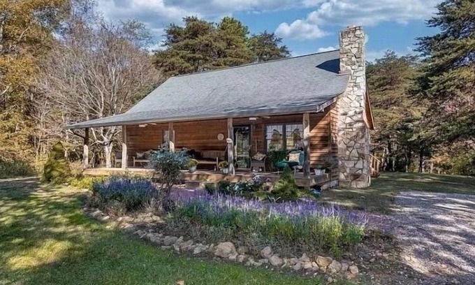 Rockbridge Cabin | Private Cozy Cabin, Spacious Hot Tub, Fire Pit Hammocks Relax Adventure & Enjoy!