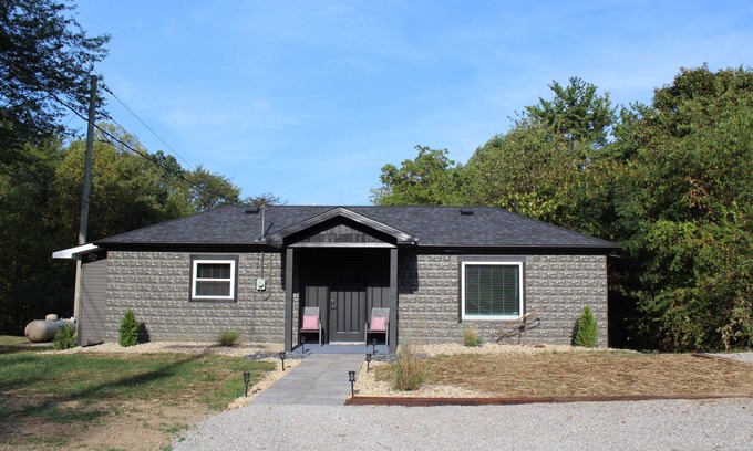 Wellston House | Private, cozy Corner Cottage and updated