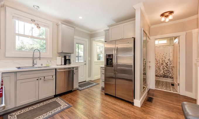 Central Sacramento House | Private, Cozy, Quiet, Luxury, Mins to Hospital, Park, Restaurants & Coffee Shop