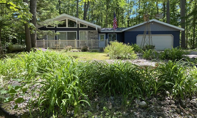 Higgins Lake House | Private, Cozy, Quiet on double lot near Beautiful Higgins and Houghton Lakes