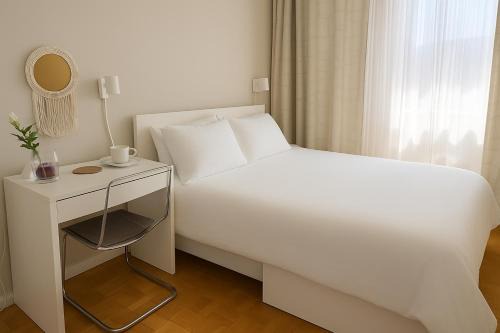 St. James Town House | Private Cozy Room in Downtown Toronto, Steps to Subway & CN Tower