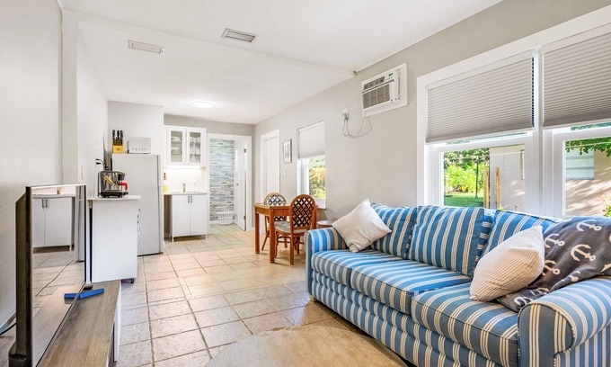 Rock Ridge Apartment | Private cozy studio in sunny Vero Beach. Centrally located to all amenities.