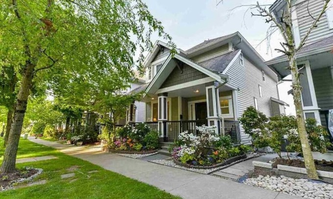 South Newton House | Private Cozy Suite with Parking and options for one bedroom or two bedbedrooms