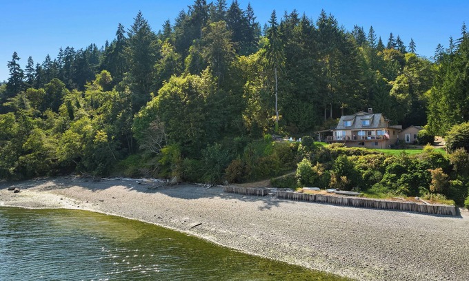 South Colby House | Private & Cozy Waterfront Retreat: Rainier to DT Seattle VIEWS, A/C, Pool Table!