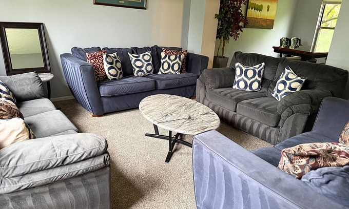 Grove City House | Private Cul-de-sac Oasis