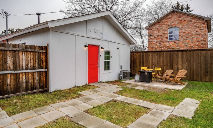 Oak Cliff House | Private Dallas Oasis | Cozy King Bed Guesthouse