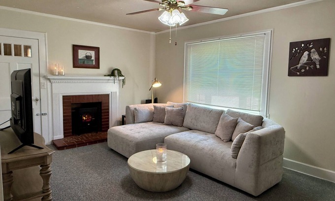 Anderson Cottage | Private Deck + Yard - Sleep Number Bed for comfortable stay 💕