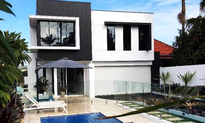 Tighes Hill House | Private Designer Oasis - City Views - Pool